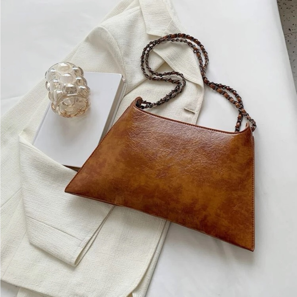 Studded flap chain shoulder bag - Picture 4 of 11